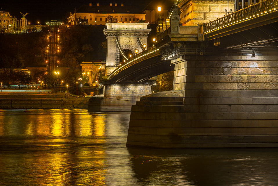 Széchenyi Lánchíd, the chain bridge, crosses the Danube and leads directly up to the Buda Castle.